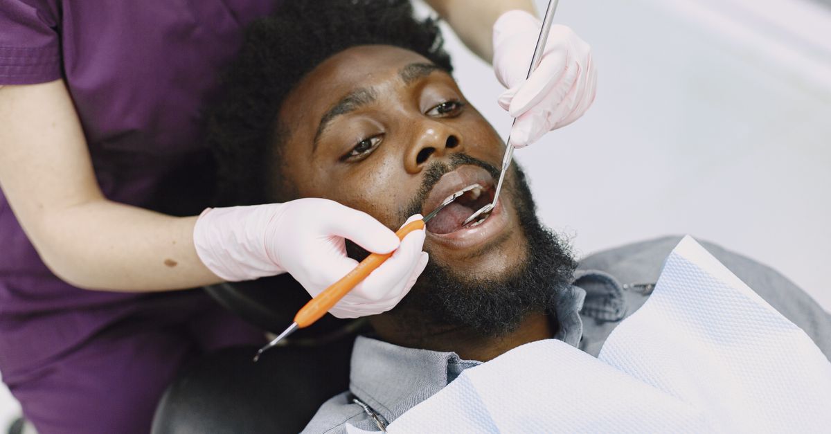 How to Choose the Right Emergency Dentist for Denture Repairs