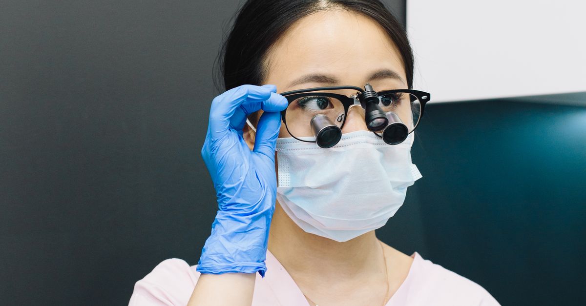 The Risks and Benefits of Delaying an Emergency Tooth Extraction